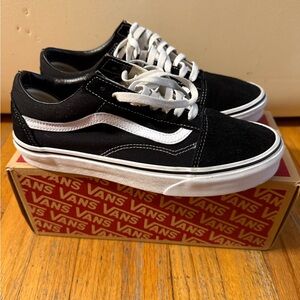Vans Men's Black and White Low-Top Sneakers